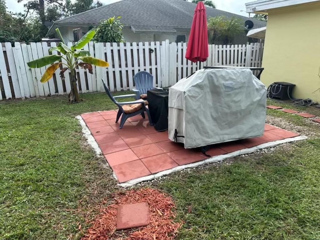 3 Bedroom House Fenced Backyard Private Patio Areas Grill Firepit Plenty Parking! Quick Access 10 Min To Beach Airport Delray West Palm Lake Worth Beach Kültér fotó